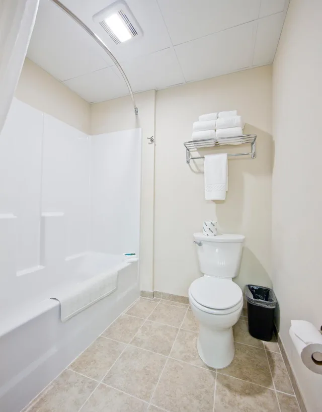 Room, Single, 2 Queen Beds, Sofa، Cobblestone Inn & Suites - Boone 2/4