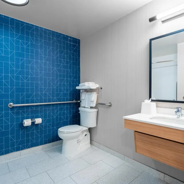 غرفة بسرير كينج بحوض استحمام لذوي الإعاقة، Spark by Hilton Atlanta Kennesaw Town Center 9/10