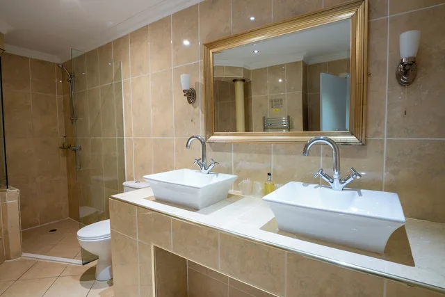 شقة بسرير مزدوج وسرير فردي وسرير بطابقين بغرفتي نوم، Beaufort Park Hotel 5/7