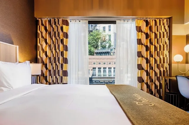 غرفة ديلوكس بسرير كينج، The Roxy Hotel New York 1/3