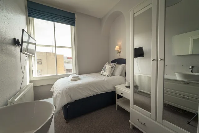 غرفة بسريرين منفصلين بحمام مشترك، Anabelles Guest House 4/6