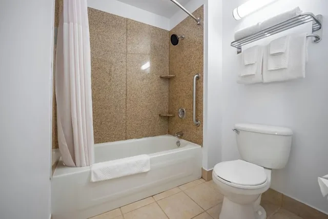 جناح تنفيذي بسريرين كوين مع أريكة، Halifax Airport Hotel 2/3