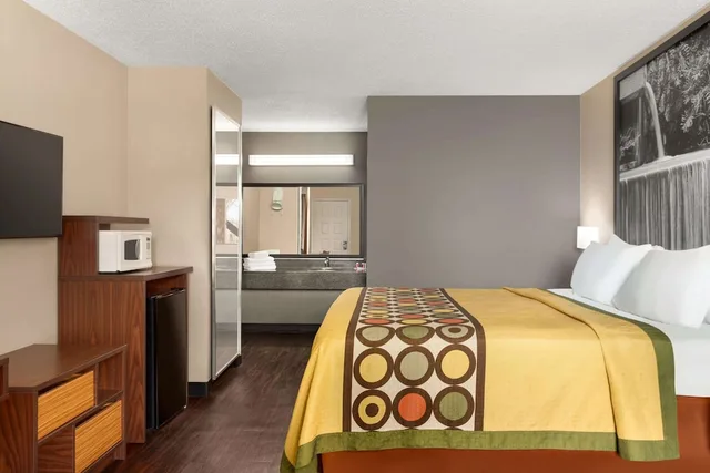 غرفة بسرير كينج، Super 8 by Wyndham Universal City 1/6