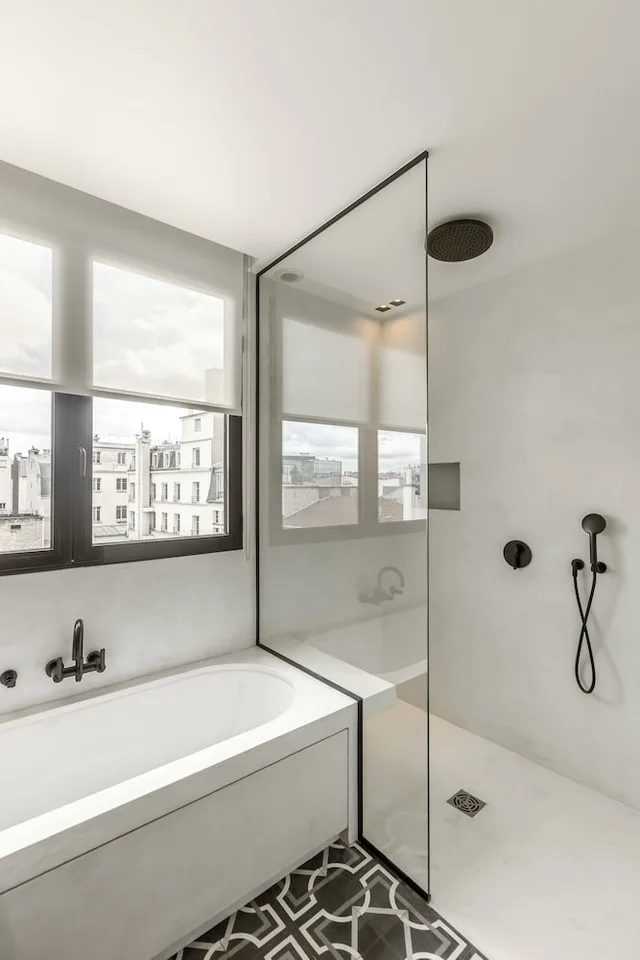 شقة بسرير كينج بشرفة، Maison Boissiere Barnes Residences 1/2