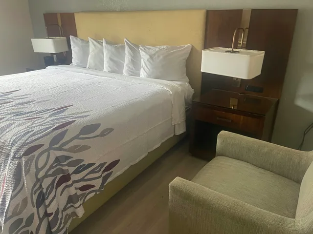 غرفة ديلوكس بسرير كينج بحوض جاكوزي، Red Roof Inn & Suites Hinesville 3/7