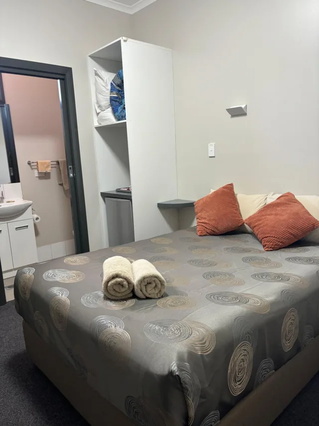 استوديو بسرير كوين، Broken Hill Tourist Lodge 2/9
