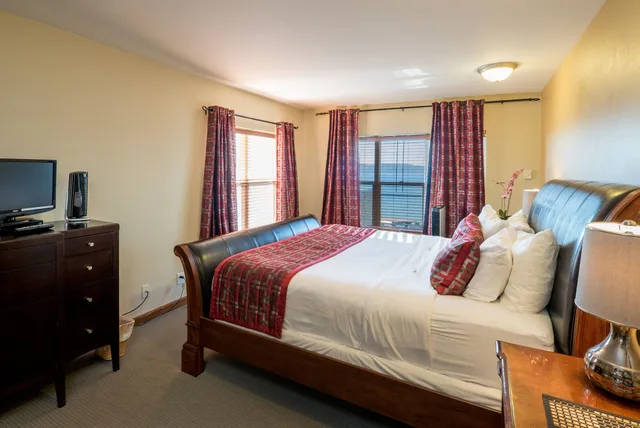 Upstairs, King Bed, Camano Island Inn 3/3