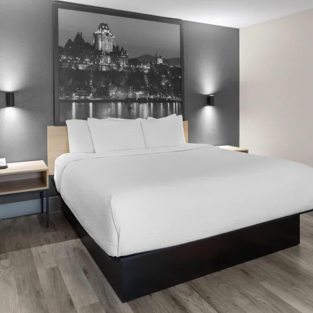 جناح تنفيذي بسرير كينج مع أريكة بجاكوزي، Super 8 By Wyndham Quebec City 2/10