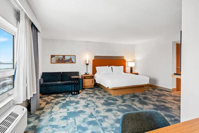 غرفة بسرير كينج بإطلالة على البحيرة مع أريكة لذوي الإعاقة، Hampton Inn Duluth Canal Park 2/6