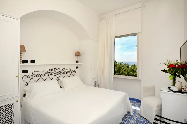 غرفة بسرير مزدوج أو سريرين منفصلين بإطلالة على البحر، Hotel Aurora Amalfi 2/3
