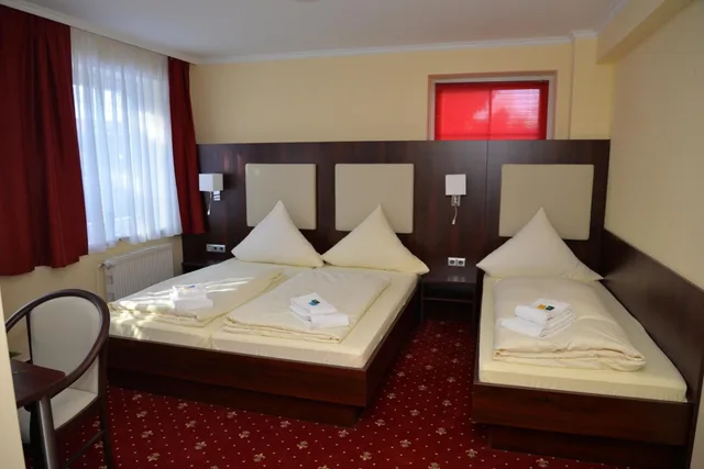 غرفة ثلاثية، Hotel Neugrabener Hof 1/8