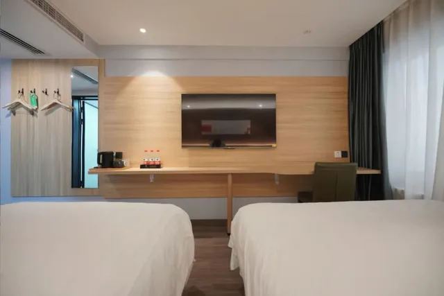 غرفة سوبيريور عائلية بسرير مزدوج وسرير فردي، Beijing Dongdan Hotel 2/3