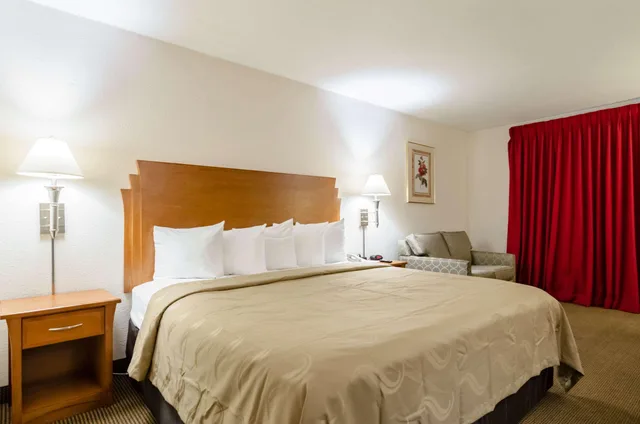 غرفة بسرير مزدوج، Wyndham Garden Salina Conference Center 2/2