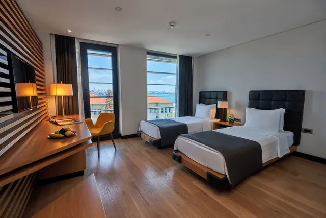 غرفة ديلوكس بسريرين منفصلين بإطلالة على البحر، METROPOLITAN HOTELS BOSPHORUS 2/10
