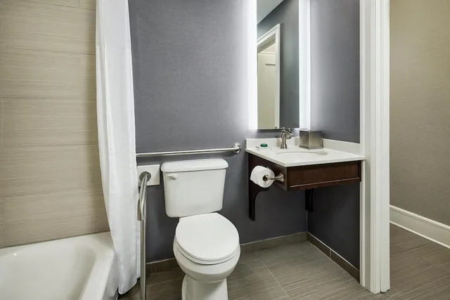 جناح بسرير كينج بغرفتي نوم لذوي الإعاقة، Hotel Alex Johnson Rapid City Curio Collection By Hilton 10/10