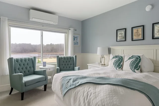 Carriage House, Queen Bed, Water View، Nonantum Resort 2/4
