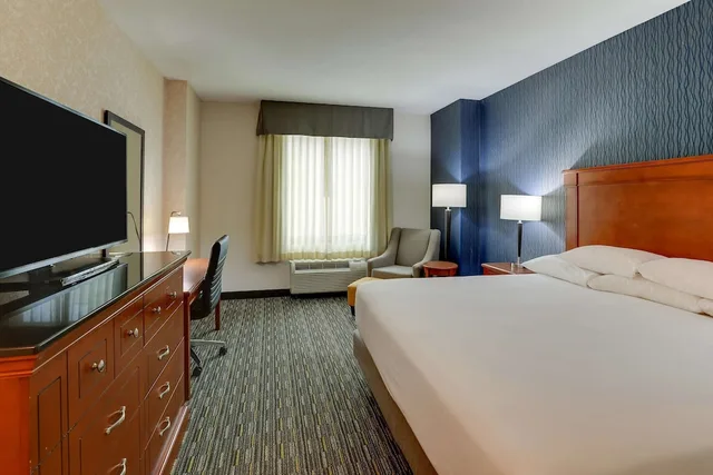 غرفة ديلوكس بسرير كينج بحوض استحمام لذوي الإعاقة، Drury Inn and Suites St Louis Arnold 2/4