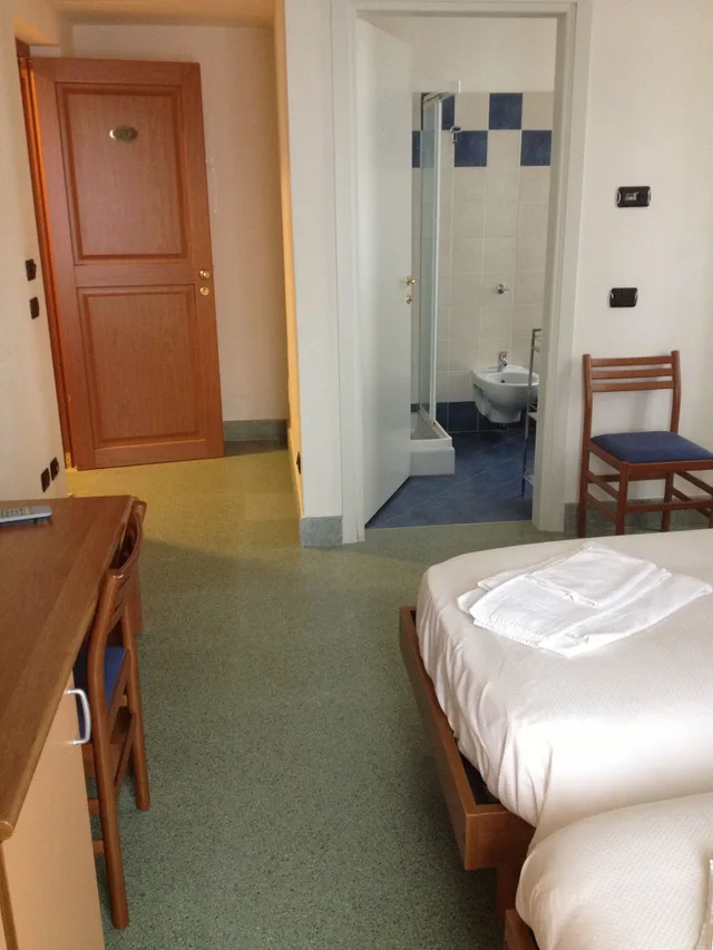 غرفة بسرير مزدوج بإطلالة على الجبل، Hotel Lario 1/3
