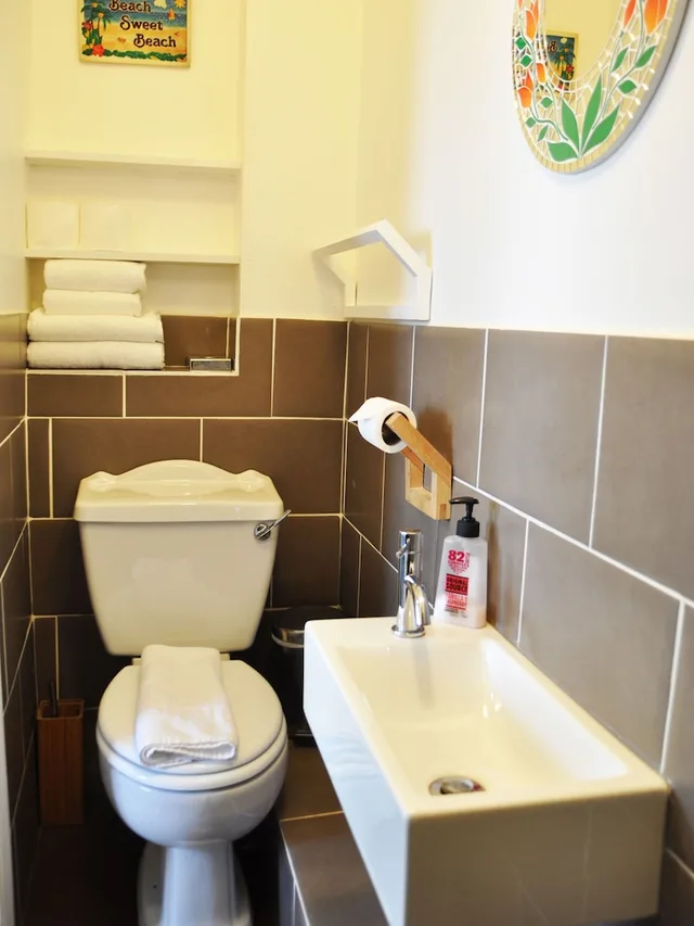 Deluxe, King Bed, Queen Bed, Ground Floor, Motel Schmotel 3/3