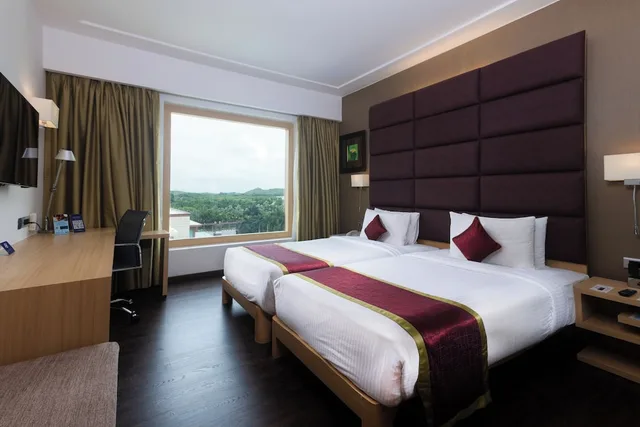 غرفة سوبيريور بسريرين منفصلين بإطلالة على المسبح، NOVOTEL HYDERABAD AIRPORT 4/7