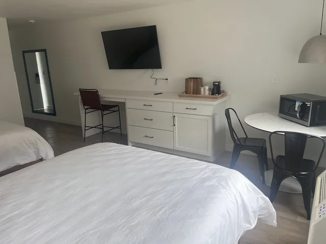 Standard, 2 Queen Beds, King Oscar Motel 4/10