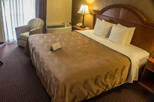 غرفة قياسية بسرير كينج للمدخنين، Quality Inn & Suites Erie near Casino 2/5