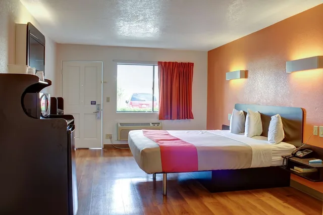غرفة قياسية بسرير كينج، Motel6 Bishop, CA 7/10