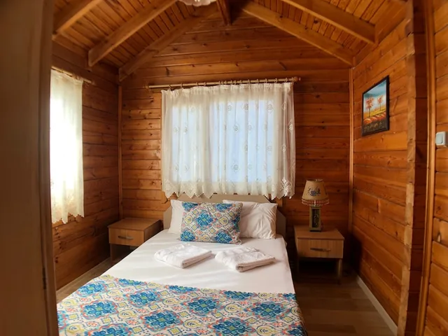 بنغل عائلي بسرير فردي وسرير كوين بشرفة مع أريكة، Turkuaz Bungalows 3/5