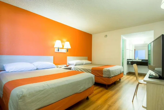 2 Queen Beds - Micfridge، Motel6 Rancho Mirage CA Palm Springs 2/10
