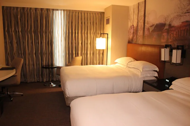 غرفة بسريرين كوين بإطلالة على البحيرة في طابق مرتفع لذوي الإعاقة، Hilton Cleveland Downtown 3/8