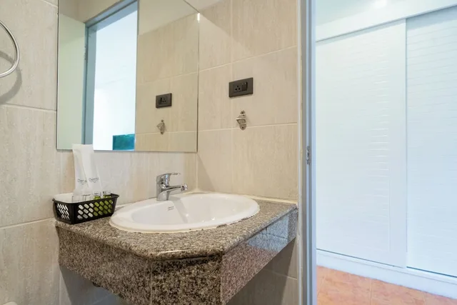 غرفة ديلوكس بسرير كينج بإطلالة على المسبح، Patong Central Residence & Apartment 7/7