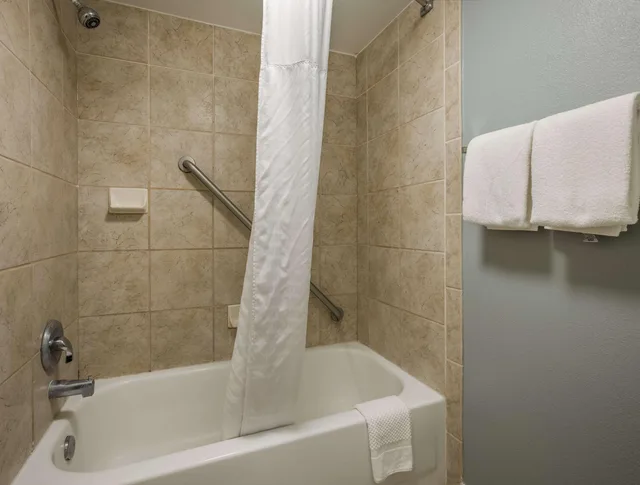 غرفة بسرير كوين، MainStay Suites Savannah Midtown 5/5