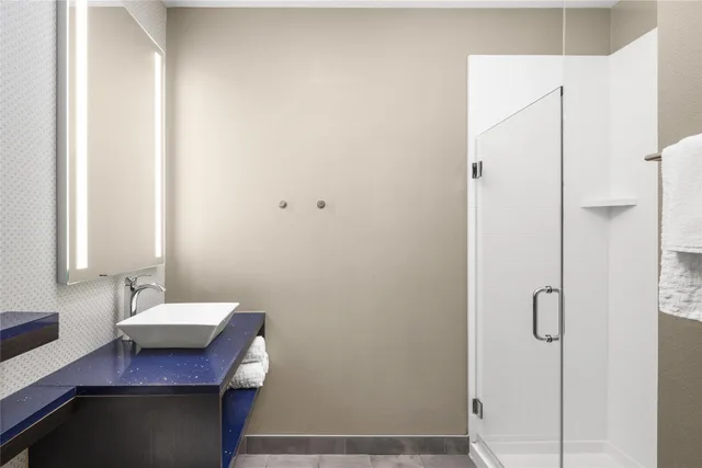 غرفة سيغنتشر بسرير كينج، Glo Best Western Dawley Farms In Sioux Falls 5/6