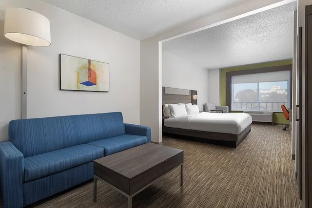 Suite, King Bed, Sofa, Holiday Inn Express Hotel And Suites Chattanooga At Lookout Mtn Tn 3/7