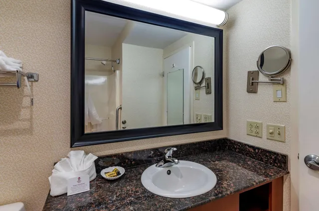 غرفة بسرير كينج بحوض استحمام لذوي الإعاقة، Best Western Plus Inn at Hunt Ridge 4/7