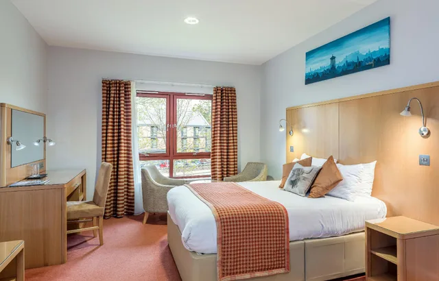 غرفة بسرير كينج لذوي الإعاقة، High Range Hotel 1/1