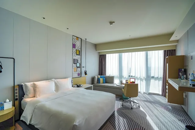غرفة قياسية بسرير كينج بإطلالة على البحيرة مع دخول صالة النادي، Crowne Plaza Foshan Nanhai 2/6