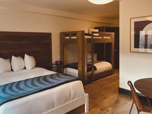 غرفة عائلية بسرير كوين وسريرين منفصلين، Timber Cove Resort 1/4