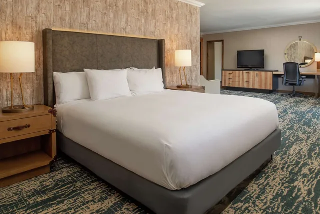 غرفة بسرير كينج، Edgewater Missoula, Tapestry Collection by Hilton 1/4