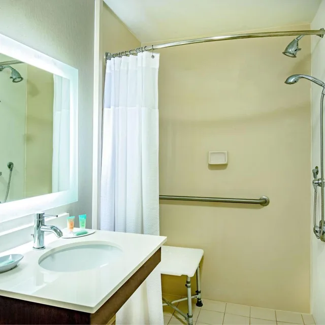 جناح بسرير كينج مع سرير سحّاب إضافي مع أريكة بحوض استحمام لذوي الإعاقة، Springhill Suites Norfolk Virginia Beach 4/9