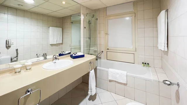 شقة بسرير كينج وسريرين منفصلين بغرفتي نوم، Swissotel Al Murooj Dubai 9/10