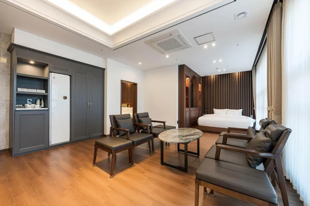 جناح جونيور، Hotel Demer 6/10