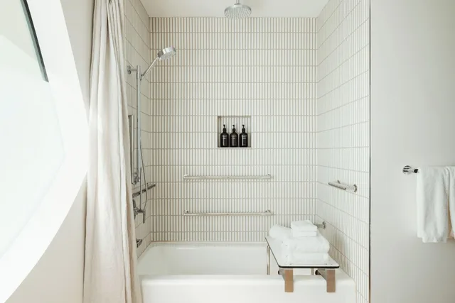 Grove, Queen Bed, Accessible، Populus Hotel 4/4