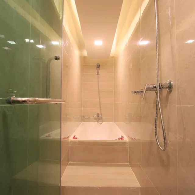 غرفة ديلوكس بسرير كينج بحوض استحمام، Pratunam Atrium Hotel 3/3