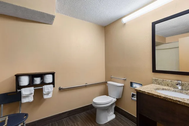 غرفة قياسية بسرير كينج لذوي الإعاقة، Super 8 by Wyndham Myrtle Beach/Market Common Area 7/7