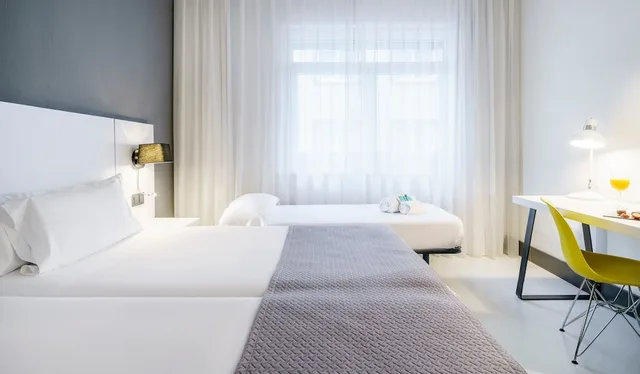 Room, Triple, Twin Beds, Murphy Bed، Ilunion Bilbao 3/7