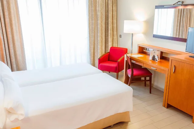 غرفة بسريرين منفصلين مع أريكة، Ar Diamante Beach 1/6