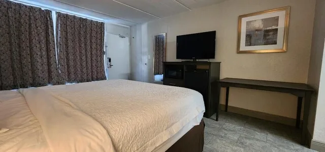 غرفة قياسية بسرير كينج، Travelodge by Wyndham Kingsland GA 1/7