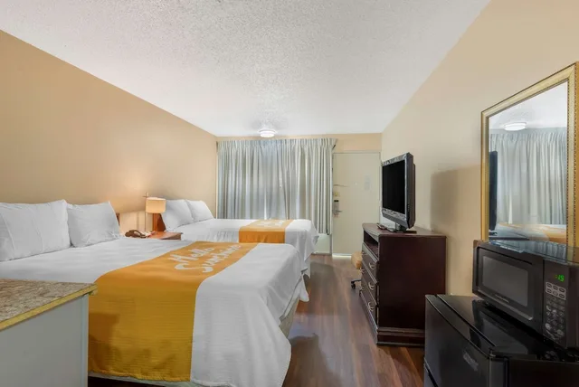 جناح بسريرين كوين مع أريكة للمدخنين، Rodeway Inn Colonial Heights I-95 1/4