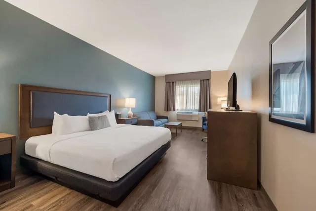 غرفة بسرير كينج مع أريكة، SureStay Plus Hotel by Best Western Highland Poughkeepsie 2/6